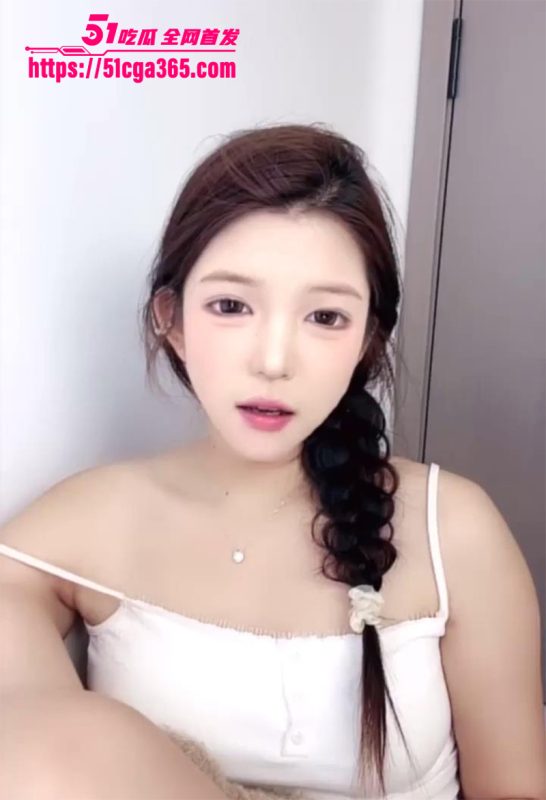 顶级绿播女神 小喵饼饼 下海裸舞首秀！淫骚身姿摇晃爆乳 褪内裤露茂盛小穴 完美肉体等你舔屏！-51吃瓜网