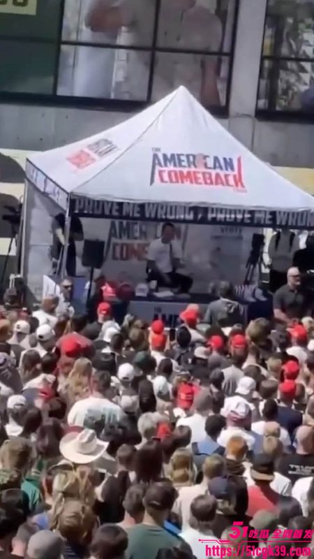 美国降半旗悼念！特朗普盟友查理•柯克胸部中弹当场倒地 送医后不治身亡 年仅31岁！-51吃瓜网