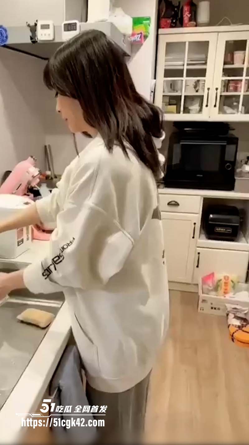 猎奇吃瓜 情侣玩时间静止游戏 妹子还是个白虎啊 被挑逗的淫水都拉丝了 - 51吃瓜网-51吃瓜网