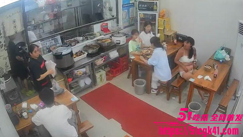 衣裳街街头猎奇事件刷屏 神经病女子闹市区发癫用鞋砸美女 马路中一丝不挂狂舞 路人惊呼拍照！-51吃瓜网