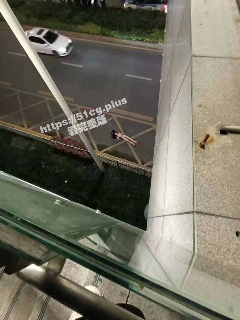 深圳北站东广场 天桥啪啪打炮 女生意外掉下来 全裸躺在路中间 太刺激了 - 51吃瓜网-51吃瓜网
