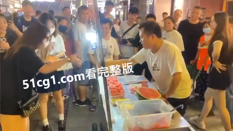 #猜拳 赢了免费食西瓜 输了买一份-51吃瓜网