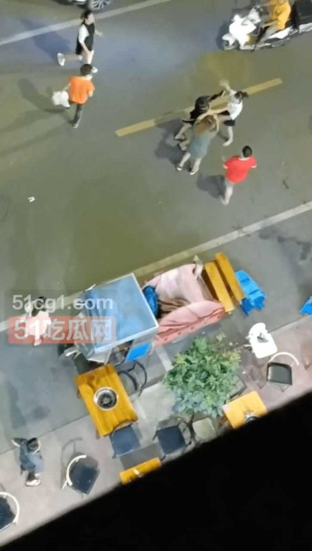 【火锅泼脸】后妈与继女打架，遭火锅泼脸！-51吃瓜网
