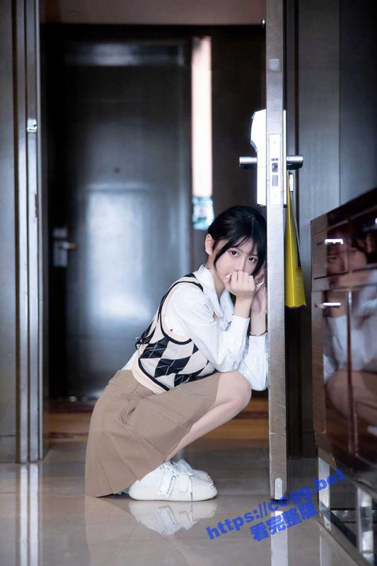 新人嫩模处女作！秀人嫩模『谢小蒽』首发作品超大尺度 电动鸡巴玩穴 完美露鲍！-51吃瓜网