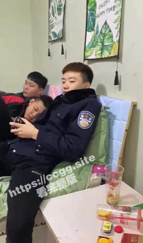 校园霸凌 熊孩子弄了套假制服冒充警察给女友出头一起强迫女同学把衣服脱光在身上写个发-51吃瓜网