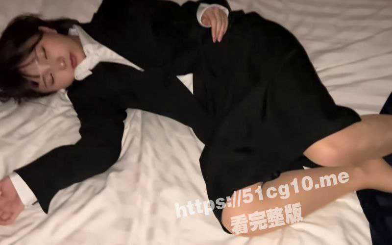 超漂亮的私企女白领小妹妹 被留着山羊胡的同学下药迷奸 小妹沉浸在美梦中浑然不知自己被糟蹋了-51吃瓜网