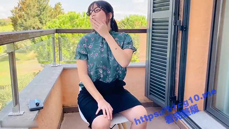 边抽烟边吃鸡吧！眼镜大奶美女 跑阳台边抽烟边摸逼减乏被发现 只能惩罚她 女上位无套输出内射！-51吃瓜网