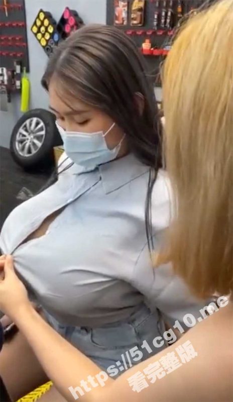 台湾巨乳妹子直播时由于奶子太大将衬衣纽扣崩飞了，巨乳一览无余，视频遭万人疯传已遭检举下架-51吃瓜网