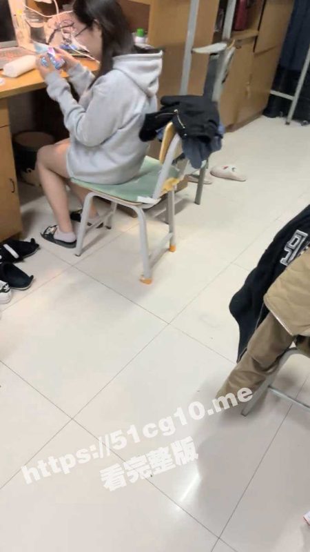 大学宿舍的乐趣 女子偷拍室友 聊八卦打游戏上厕所 蚊帐内骚逼一抠一手水 真实刺激必看-51吃瓜网