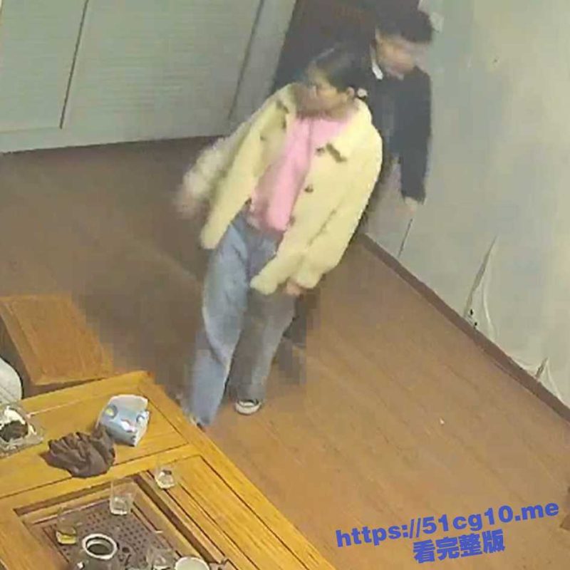 网络摄像头监控偷拍某单位领导晚上加班把财务叫到办公室沙发各种姿势啪啪内射-51吃瓜网