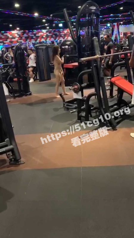 抖音热瓜女子全裸大闹健身房！现场无码高清视频曝光 全怪健身教练拔屌不认人-51吃瓜网