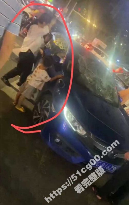 全家出动闹市区抓小三挡风玻璃全打破，吓得小三不敢下车了...惊动警察-51吃瓜网
