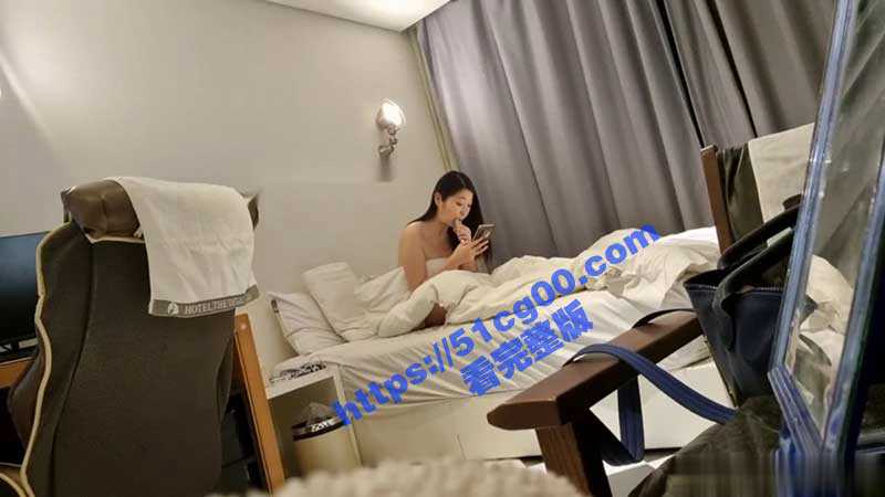 双飞姐妹花才是王道！大神酒店约战00后姐妹花 看姐妹花争抢大鸡吧 撅起屁股等待后入！-51吃瓜网