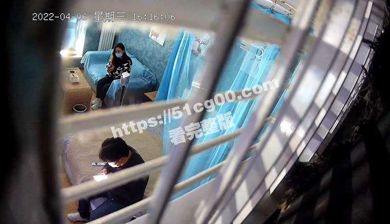 极品反差！旅馆端庄漂亮老板娘 趁老公不在和两个男人同时乱搞  一个坚持不住就赶紧拔出鸡吧换另一个接着搞-51吃瓜网