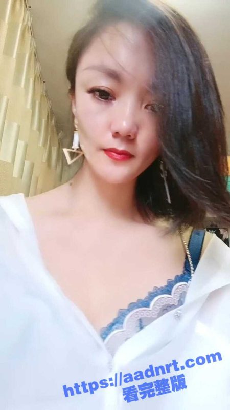 美娇娘在家露脸跟大哥激情啪啪 衣服都没脱完就被猴急的大哥按在厨房啪啪，边干边脱小娘子深喉大屌 真够骚-51吃瓜网