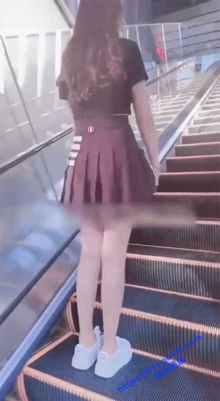 年轻人真会玩 女友塞跳蛋逛商场 男友全程拿遥控器搞事情-51吃瓜网