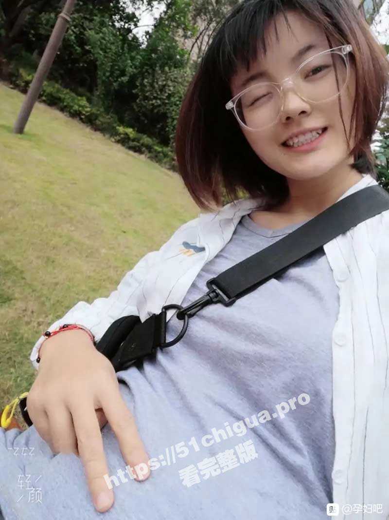 十个眼镜九个骚 样子超文静的已婚少妇眼镜娘吴音 竟然和网友裸聊开房玩3P！肚子被炮友玩大后让老公喜当爹 - 51吃瓜网-51吃瓜网