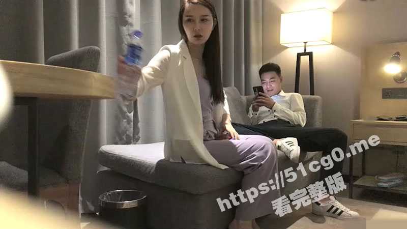 男爵探花  酒店约炮长腿OL御姐3000一炮 男爵觉得不值 御姐自降逼价恳请留下 外围也不好干呐 还要自带情趣套装-51吃瓜网