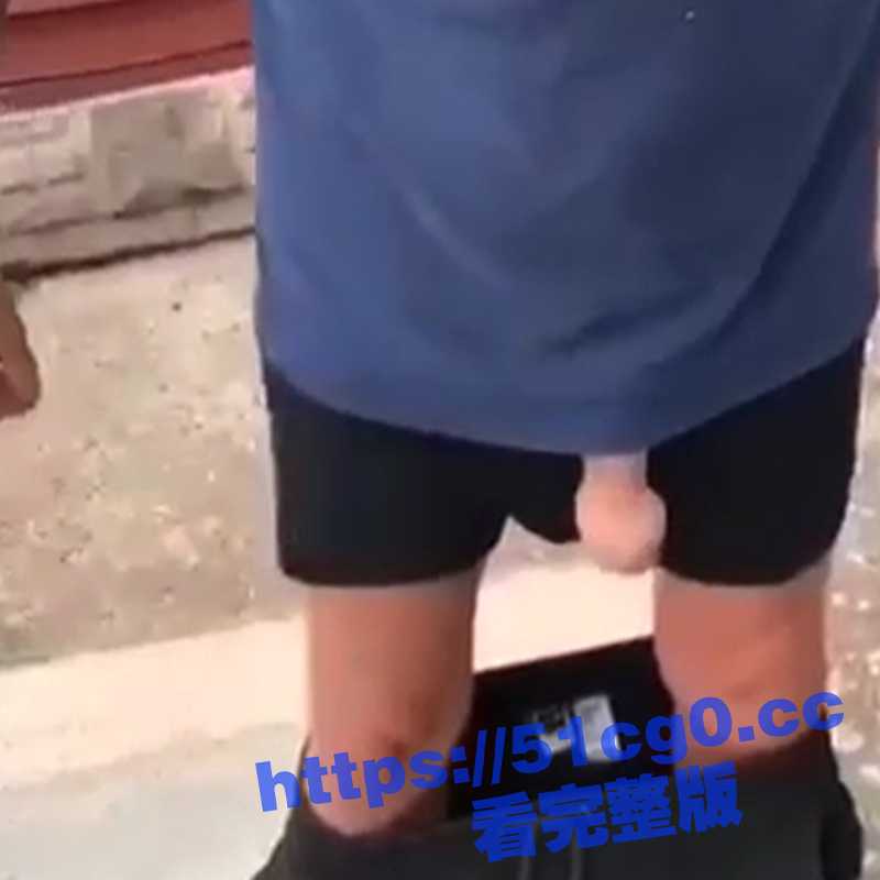 物理增大鸡巴！超长包皮内塞下几十枚硬币 鸡巴像个棒槌一样吊在裆下晃动-51吃瓜网