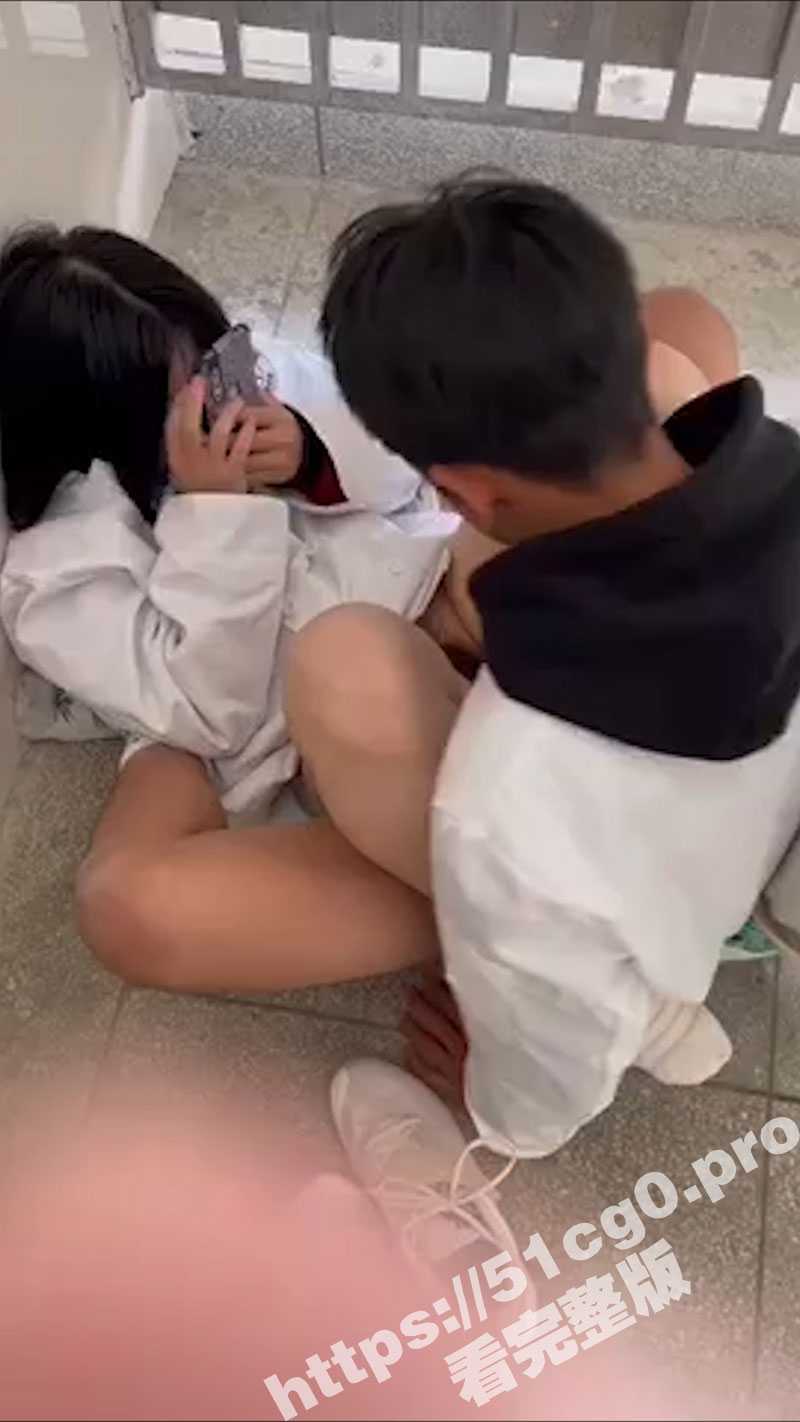 嘉兴中学楼道门！ 小情侣放学后在教室楼道啪啪被同学围观 竟然还有人在帮忙推屁股 - 51吃瓜网-51吃瓜网