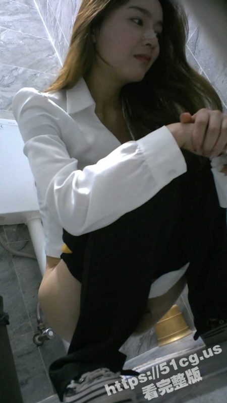 隔墙有眼侧拍！公司厕所多次偷拍新入职美女同事 眉眼勾魂一触即融 美人美鲍观赏性极佳！-51吃瓜网