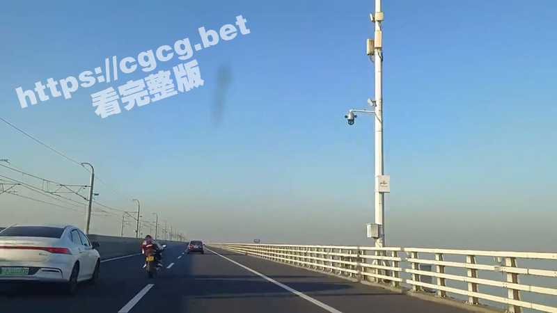 石臼湖又抬走一位！江苏南京 石臼湖 摩托车追尾私家车 看来还是飞的太低了！-51吃瓜网