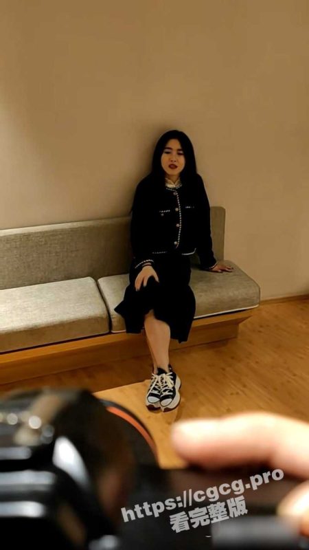 气质少妇模特 听摄像师指挥拍摄全裸私房照 脱光光自己掰穴来个特写 视频泄密流出-51吃瓜网