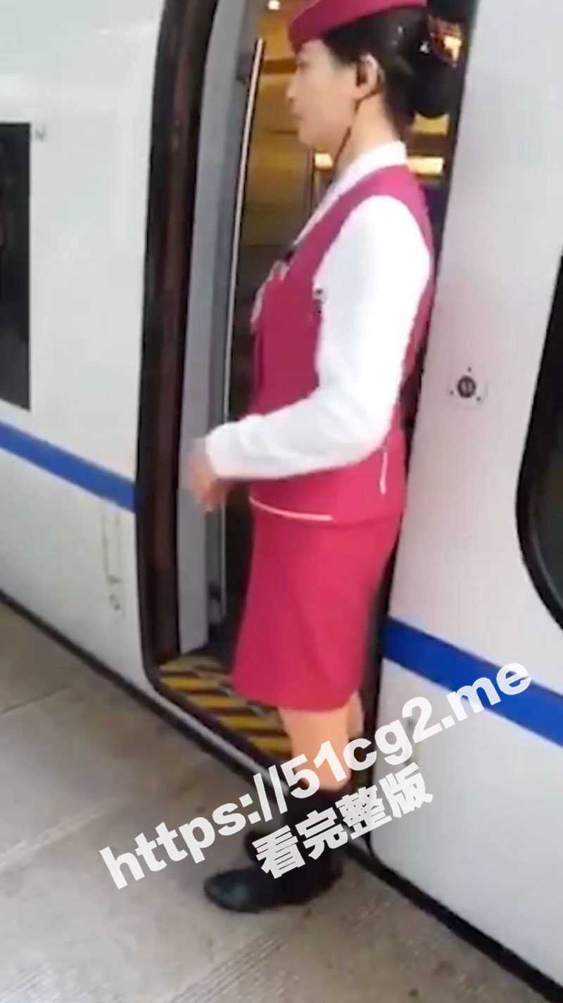 牛逼小伙尾随高铁乘务员身后 撸鸡秒射高铁车乘务员制服上 - 51吃瓜网-51吃瓜网