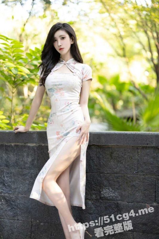 秀人网九头身大美女 章芃芃 性感旗袍+黑丝情趣诱惑私拍 微漏性感小阴唇 肥鲍蜜桃美臀超级诱惑-51吃瓜网