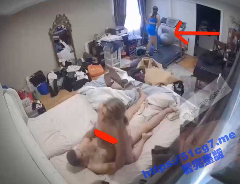 监控来自俄罗斯deepweb一段疯狂视频  一高中女孩父母在她在家中跑步机跑步时在她身后做爱-51吃瓜网