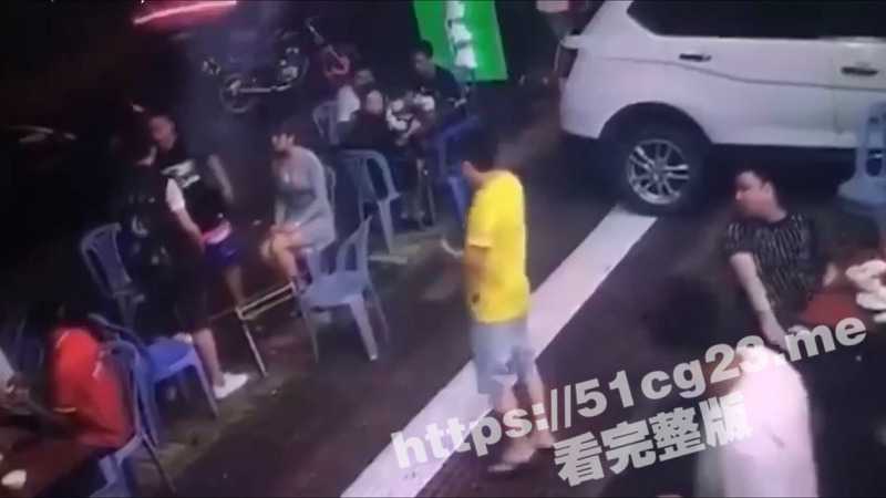 这娘们真猛！路边摊上演男女大战 性感美女抡起板凳怒战彪悍大哥 战斗力爆棚！-51吃瓜网