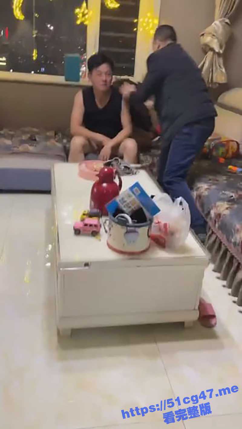 老公在家中偷情老婆同事 被老婆抓了个正着 黑丝都穿上了还没来得及操逼老婆就回来了 - 51吃瓜网-51吃瓜网