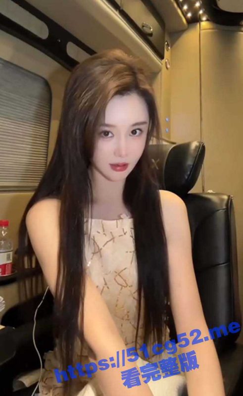 电影追龙2晶女郎兔兔扮演者邱意浓 超高颜值的极品女神 在抖音直播打擦边球 无奶罩闪现露奶直播-51吃瓜网