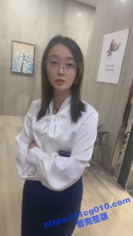 男M搭讪物业女神 说自己玩游戏输了需要接受惩罚 被姐姐踩了一顿就舒服了！-51吃瓜网