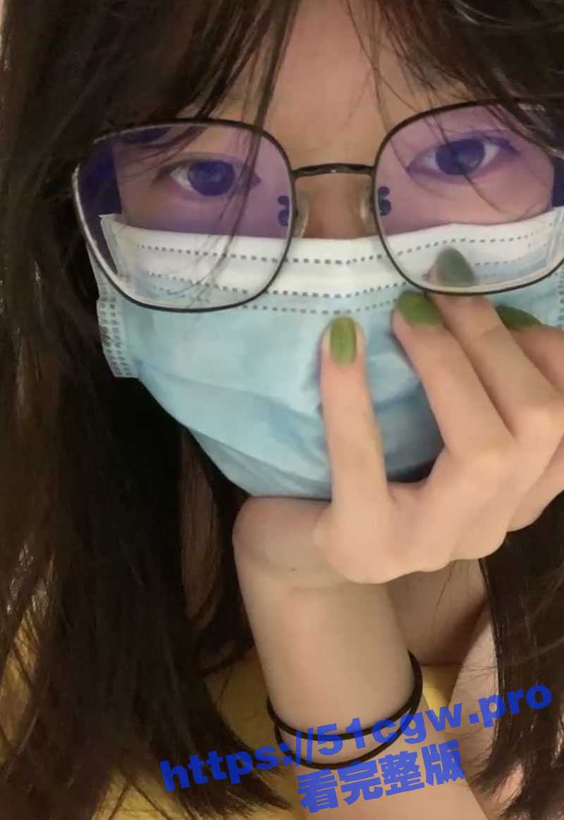 极品白嫩虎牙眼镜妹 外表清纯的大学生 酒店被男友刮毛后 对着白嫩的肥臀疯狂后入! - 51吃瓜网-51吃瓜网