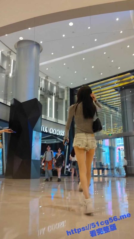 抄底大神最新超短牛仔裤偷拍镜头 一双美腿看的应接不暇 超短牛仔裤包不住浑圆的美臀！-51吃瓜网