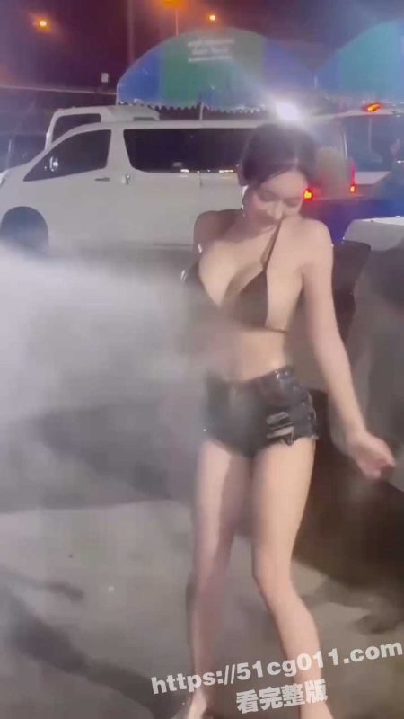 东南亚真的能去么 这才是真正的泼水节 皮肤白嫩的大奶美女随处可见 不仅能摸还能一起互动呢-51吃瓜网