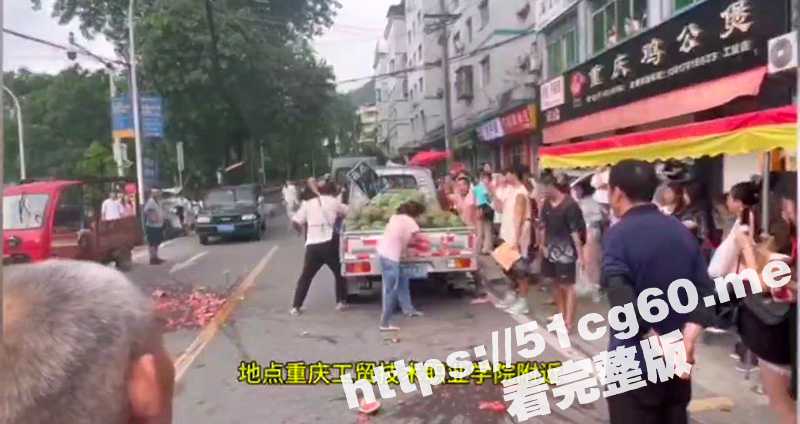 可怜之人必有可恨之处！重庆工贸职业学院附近 卖西瓜的老板被残疾人打砸 最后还赔了500块！-51吃瓜网