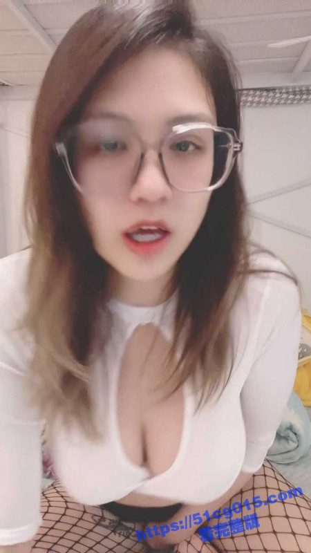 微博 Gloria酸兔酱 爆乳擦边博主 极品大奶眼镜娘 大尺度福利合集流出！-51吃瓜网