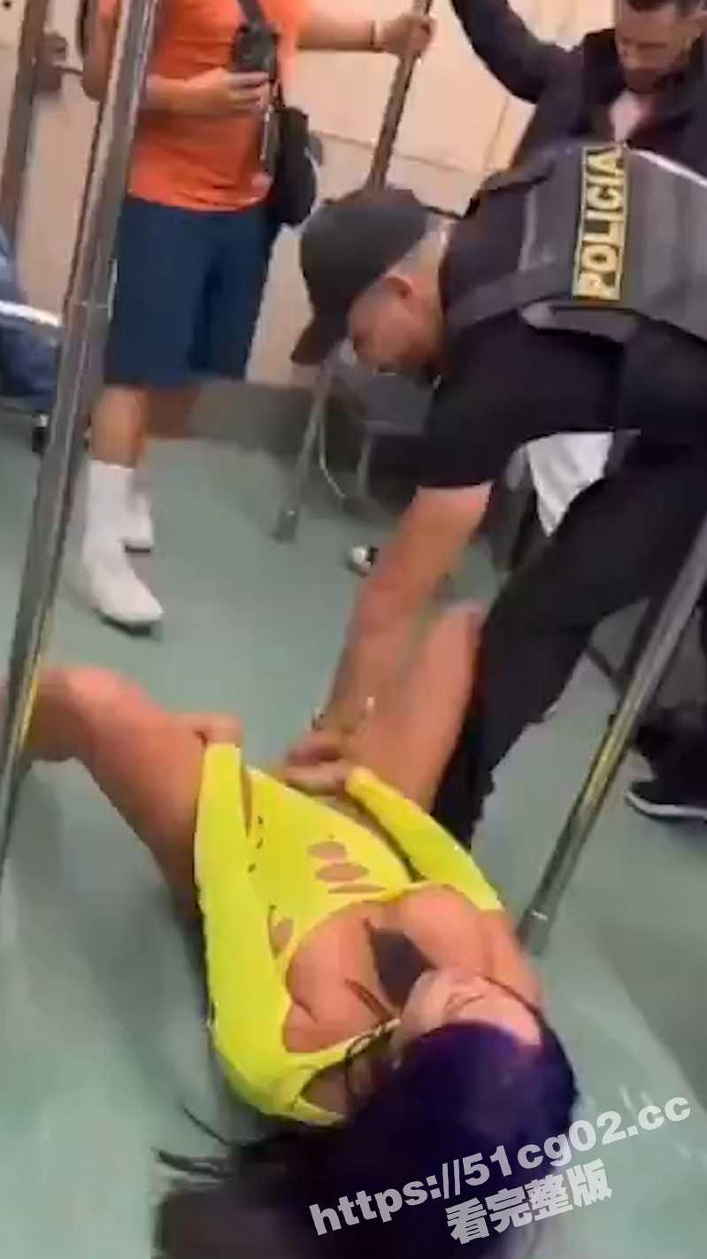 国外就是开放 女子地铁自慰 高潮喷射几米远 警察还要顺手摸两下! - 51吃瓜网-51吃瓜网