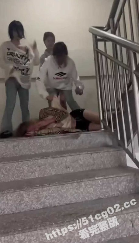 “说话呀 你他妈要死啦？”一帮精神小太妹合伙把另一个小太妹拖到楼道里围殴暴打 拳脚相加 下手狠毒-51吃瓜网
