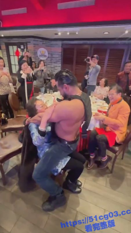 老太太过生日开洋荤 找来肌肉猛男给老太庆生 这辈子值了！-51吃瓜网