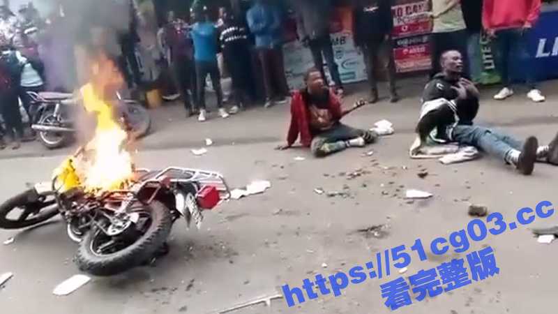 非洲刚果两名年轻人因涉嫌偷手机被众人处以私刑 暴打过后把人放到着火的摩托车上烤 险些把两人烧死-51吃瓜网
