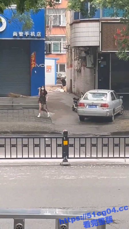 山西吕梁一男子 抡起砖头暴揍一女子 长腿少女发现后果断报警 这是多大仇啊打成这样-51吃瓜网