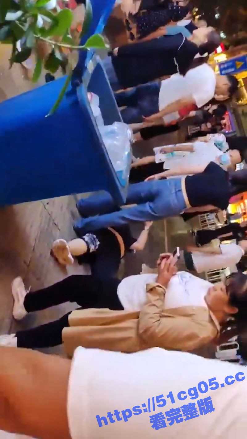 急！云南昆明金康商铺广告牌掉落 导致这位妈妈两个小孩受伤 宝妈现在寻求照片和视频帮助 - 51吃瓜网-51吃瓜网