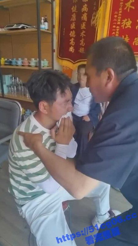 中医偏方治大病 不明觉厉 一旁看病的都惊呆了 感觉大爷二三十年的口水都吐了这哥们头上了-51吃瓜网