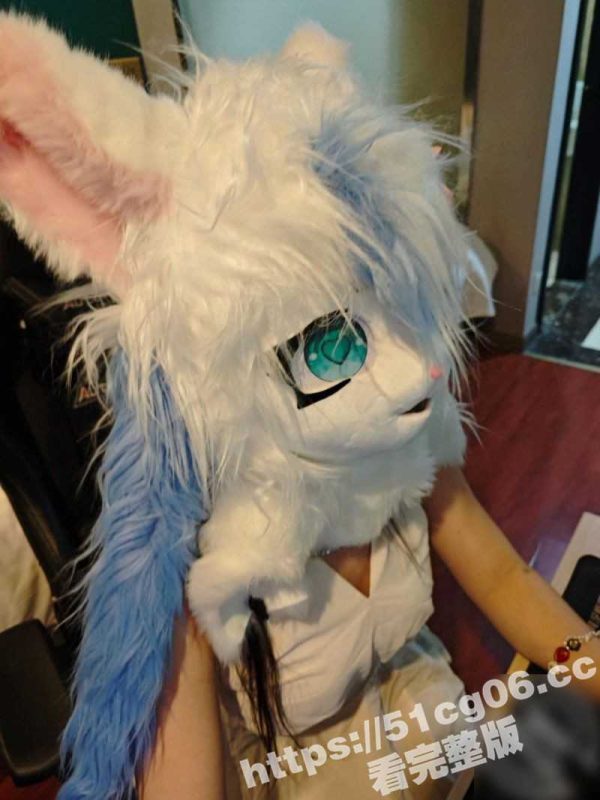 海角大神 我妹有点骚 出差回来竟然在电竞里干自己妹妹 还让妹妹COS兔子给自己口交-51吃瓜网