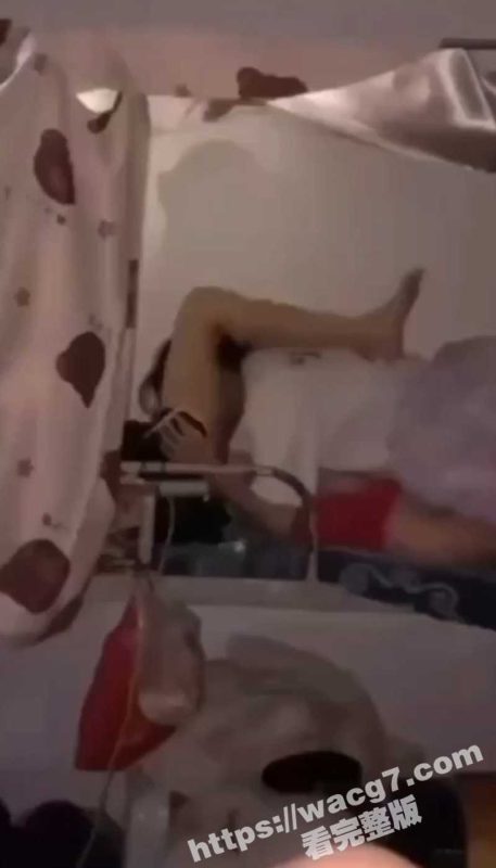 女生宿舍的秘密 职校学生妹 在宿舍互相舔逼被室友拍下全过程!这真刺激啊!学生妹的性瘾都这么大吗?-51吃瓜网