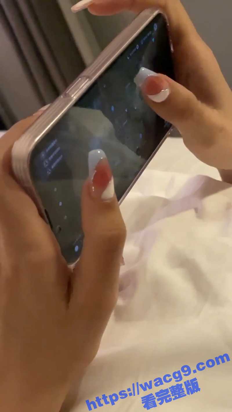 约炮清纯学生妹 身材纤细翘臀圆润的小美女 妹子还在打游戏 就迫不及待的摸奶 直接无套后入太爽了 - 51吃瓜网-51吃瓜网