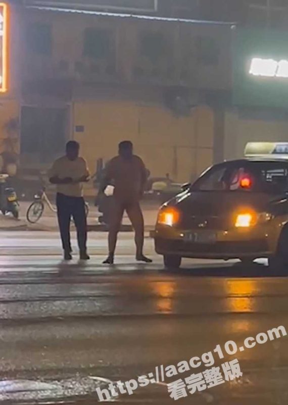 深夜出租车上演活春宫 裸男闹市区爬在出租车引擎盖上摆出各种撩拨姿势 街头上演限制级裸体车模戏！-51吃瓜网
